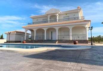 Discover your dream in the heart of Pinoso, Alicante, whe...
