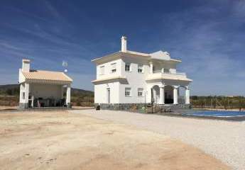 Discover your dream in the heart of Pinoso, Alicante, whe...