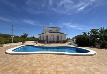 Freistehende Villa mit Swimmingpool und Garage, Baujahr 2...