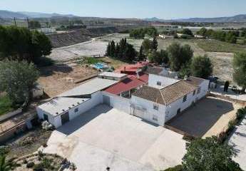 Landhaus mit 7 Schlafzimmern, 9 x 4 Pool und Nebengebäuden