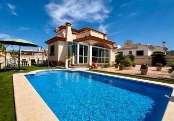 Willkommen in dieser wunderschön präsentierten freistehen...