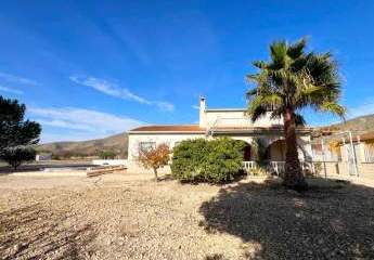 Wir präsentieren Ihnen diese wunderschöne Villa in einer ...