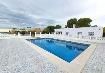 Wir präsentieren Ihnen diese wunderschöne Villa in einer ...