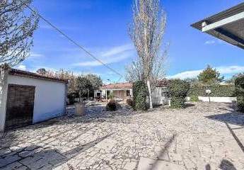 Zum Verkauf steht eine freistehende Villa aus dem Jahr 20...