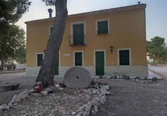 Wir freuen uns, dieses große, renovierte Anwesen nur 8 km...