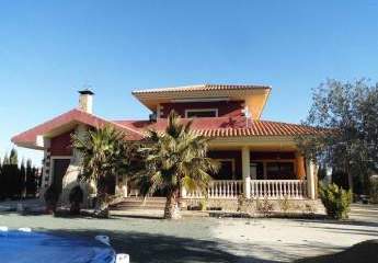 Dieses charmante freistehende Chalet liegt auf einem voll...