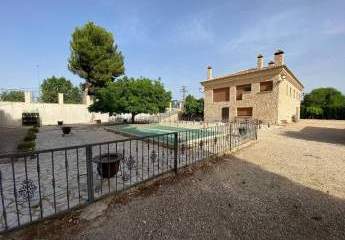 Riesige Villa mit 5 Schlafzimmern, 3 Bädern und Stallungen