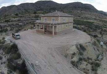 Schöne renovierte 5-Schlafzimmer-Villa auf großem Grundstück