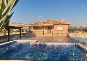 Große neu gebaute Villa mit Schwimmbad