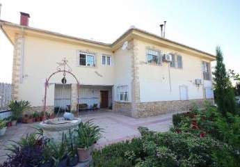 Großes freistehendes Haus mit 9 Schlafzimmern in der Stad...