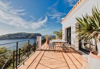Exklusive Villa im Fincastil mit atemberaubendem Meer- und Hafenblick