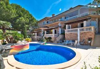 Schönes mediterranes Anwesen in ruhiger Lage mit Teilmeerblick