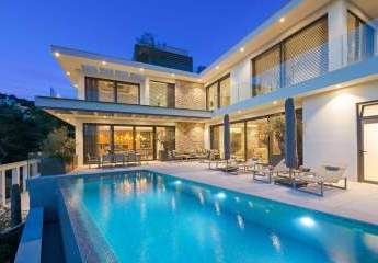 Exklusive, stilvolle Neubau-Luxusvilla mit Hafen- und Meerblick in Port d'Andratx.