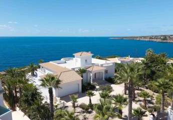 CASA SANTORINI – Mediterrane Villa in erster Meereslinie in Cala Pi