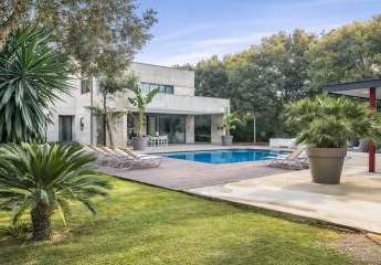 Design-Villa auf 26.000 m² Fincagrundstück. Absolute Privatsphäre, Pool & Vermietlizenz.