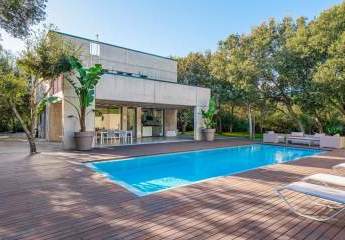 Moderne Villa im Bauhausstil auf einem privaten Fincagrundstück – inklusive Ferienvermietungslizenz.