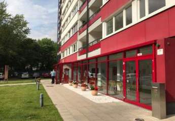 Kernsaniertes Wohnhochhaus mit Balkonen und Blick auf den Rhein in Duisburg