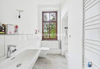 **66 m² große, sanierte Jugendstilwohnung mit Aufzug Balkon Stellplatz in historischer Villa**
