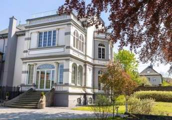 Dachgeschosswohnung in historischer Villa....