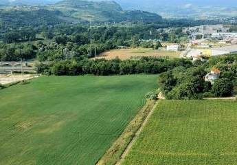 Casolare con terreno edificabile e agricolo