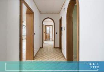 Sanierungsbedürftige 4-Zimmer-Wohnung mit 2 Balkonen, TG-Stellplatz und großem Keller