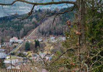 Allerbeste Aussicht über Bad Wildbad: Voll erschlossenes Baugrundstück in bester Hanglage.