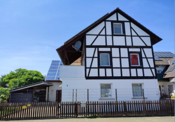 Wohnhaus, Scheune mit Gartengrundstück am Bachlauf