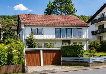 Gebotsverfahren: Modernisierungsbed., teilvermietetes
3-Familienhaus in ruhiger Lage von Höchst