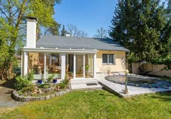 gepflegtes Einfamilienhaus mit Pool, Wintergarten und Gartenhaus