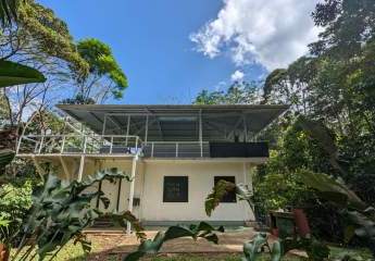 Costa Rica: 7 ha großes Grundstück, 3 sofort bewohnbare Häuser