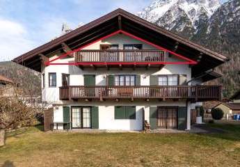 2-Zimmer-DG-Wohnung in Mittenwald mit Balkon & TG-Stellplatz, renovierungsbedürftig