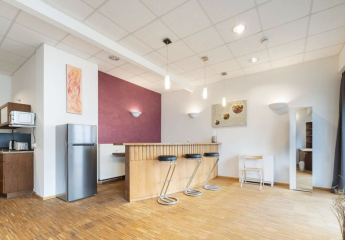 Einziehen und wohlfühlen: Stilvolles, vollmöbliertes 2-Zimmer-Apartment mit TG-Stellplatz im Zentrum von Aichach (Wohnen auf Zeit)