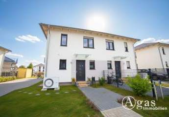 Repräsentatives Wohnen an der Stadtgrenze: Hochwertige DHH mit Privatgrundstück in gehobener Siedlungslage