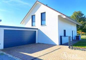 Modernes Einfamilienhaus mit Garage und großem Garten in Seenähe