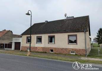 Großzügiges Wohnhaus mit Nebengebäuden auf weitläufigem Grundstück