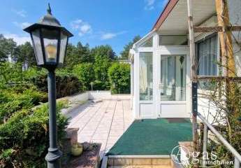 Erholung pur: Freizeitbungalow mit Holzblockhaus in Bungalowsiedlung und Kanalblick