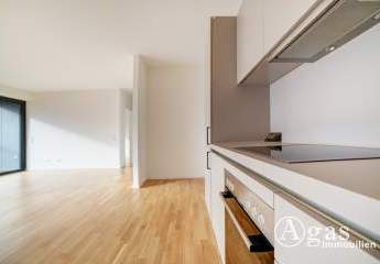 Große und helle 2 Zimmer Wohnung mit 2 Balkons, ca. 67 m²,  EBK und Concierge in Mitte