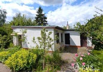 Sonniges Baugrundstück mit Ferienhaus und Garage - direkte Waldrandlage in Melchow