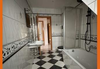 3-Zimmer-Dachgeschoss-Wohnung mit großem BALKON und Holzbalkendecke zu vermieten!