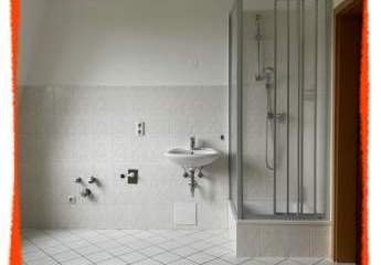 2-Zimmer-Dachwohnung mit Dusche in Küche +++ Einzug sofort möglich +++ preiswert zu vermieten!
