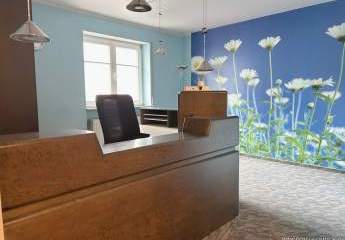 Voll eingerichtete Arztpraxis im 1. Obergeschoss mit Personenaufzug (barrierefrei) und PKW-Stellplatz sofort zu vermieten!