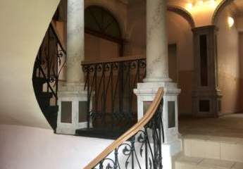 3-Zimmer-Dachgeschoss Wohnung mit BALKON, PKW-Stellplatz und offener Küche im Wohnzimmer zu vermieten!