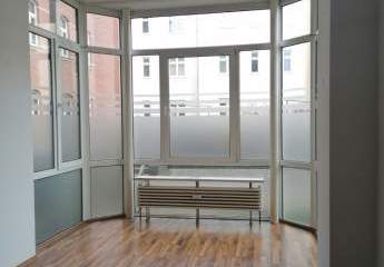 2-Zimmer-Wohnung mit Tageslichtbad, Wintergarten und Balkon zu vermieten!