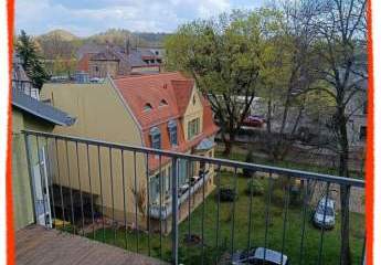 3-Zimmer-Dachgeschoss Wohnung mit BALKON, PKW-Stellplatz und offener Küche im Wohnzimmer zu vermieten!
