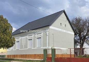 Restauriertes hundertjähriges Bürgerhaus an der Drau