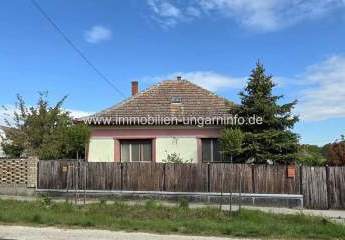 Geräumiges Einfamilienhaus zu verkaufen - mit Nebengebäuden, in hervorragender Lage