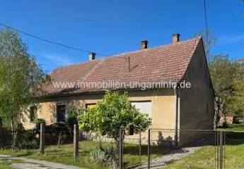 In Pusztakovácsi (Komitat Somogy) steht ein Doppelhaushälfte mit großem Grundstück zum Verkauf