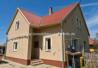 Zweistöckiges Einfamilienhaus mit großem Grundstück in Mesztegnyő zu verkaufen