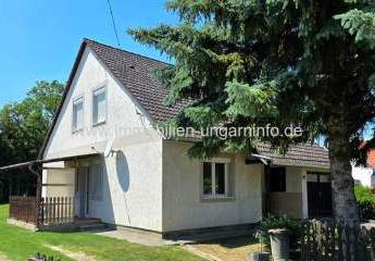 Einfamilienhaus mit ausgebautem Dachgeschoss in Kéthely zu verkaufen (6 km vom Balaton entfernt)
