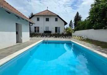 In Balatonboglár-Szőlőskislak steht ein Einfamilienhaus mit Swimmingpool in der Nähe des Balaton zum Verkauf
